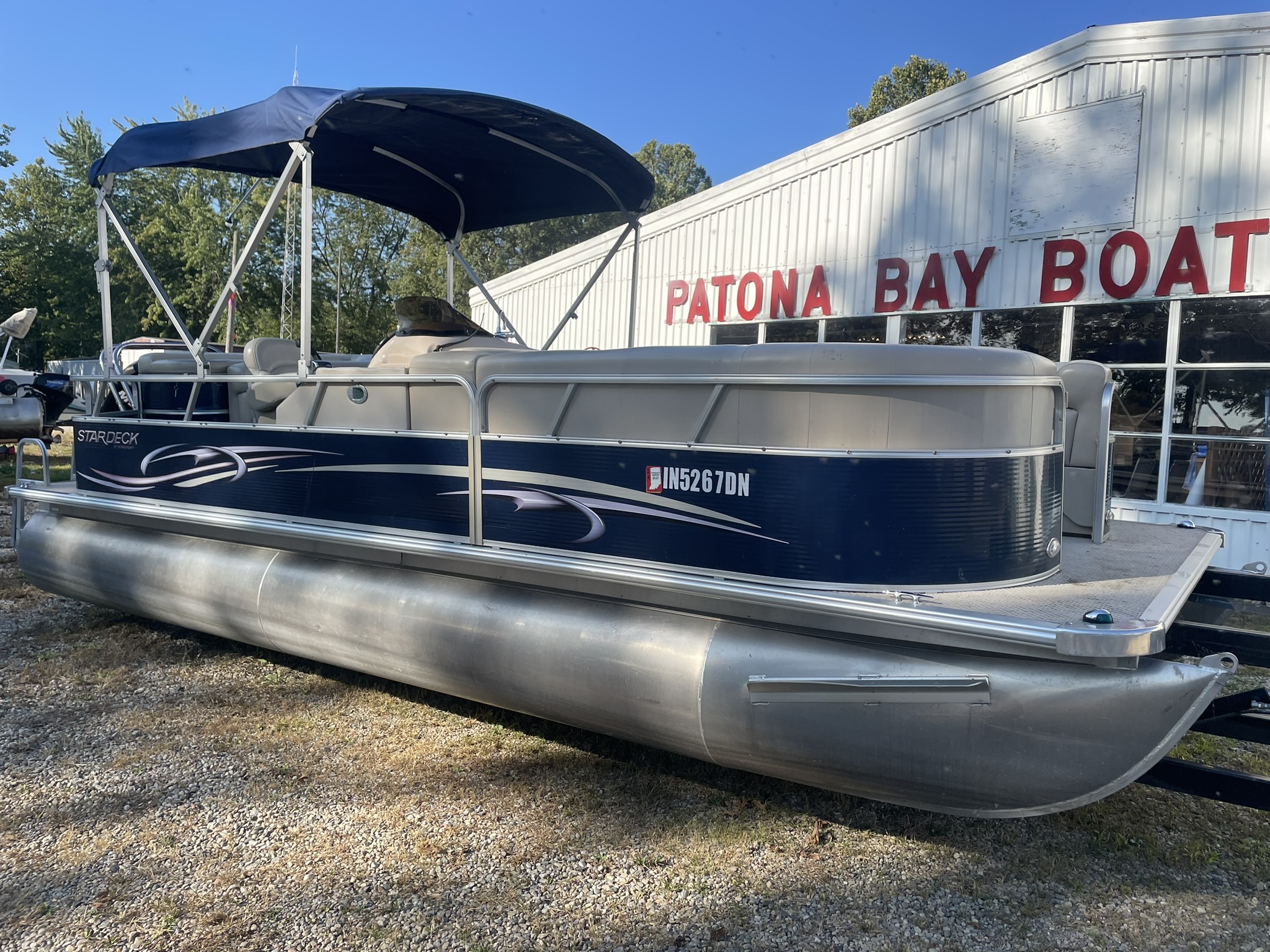 Picture of 22' Starcraft Pontoon